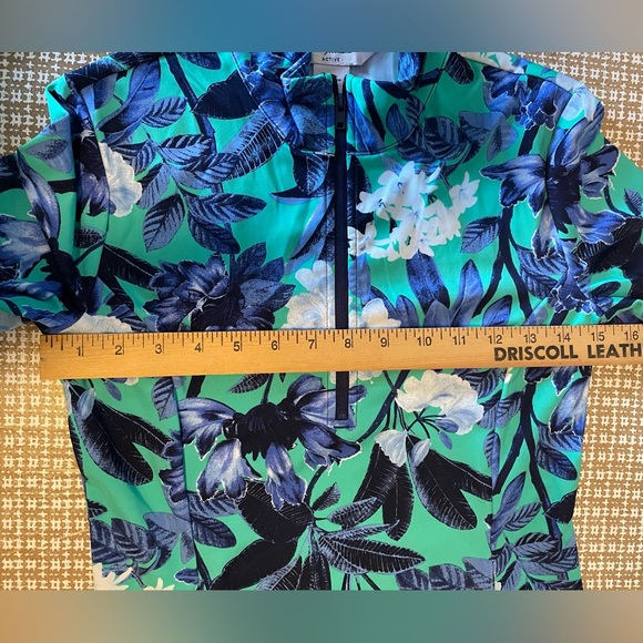 Tommy Bahama Active 1/2 Zip pullover Blue  Green Floral Print XS Nice Condition - Picture 5 of 6